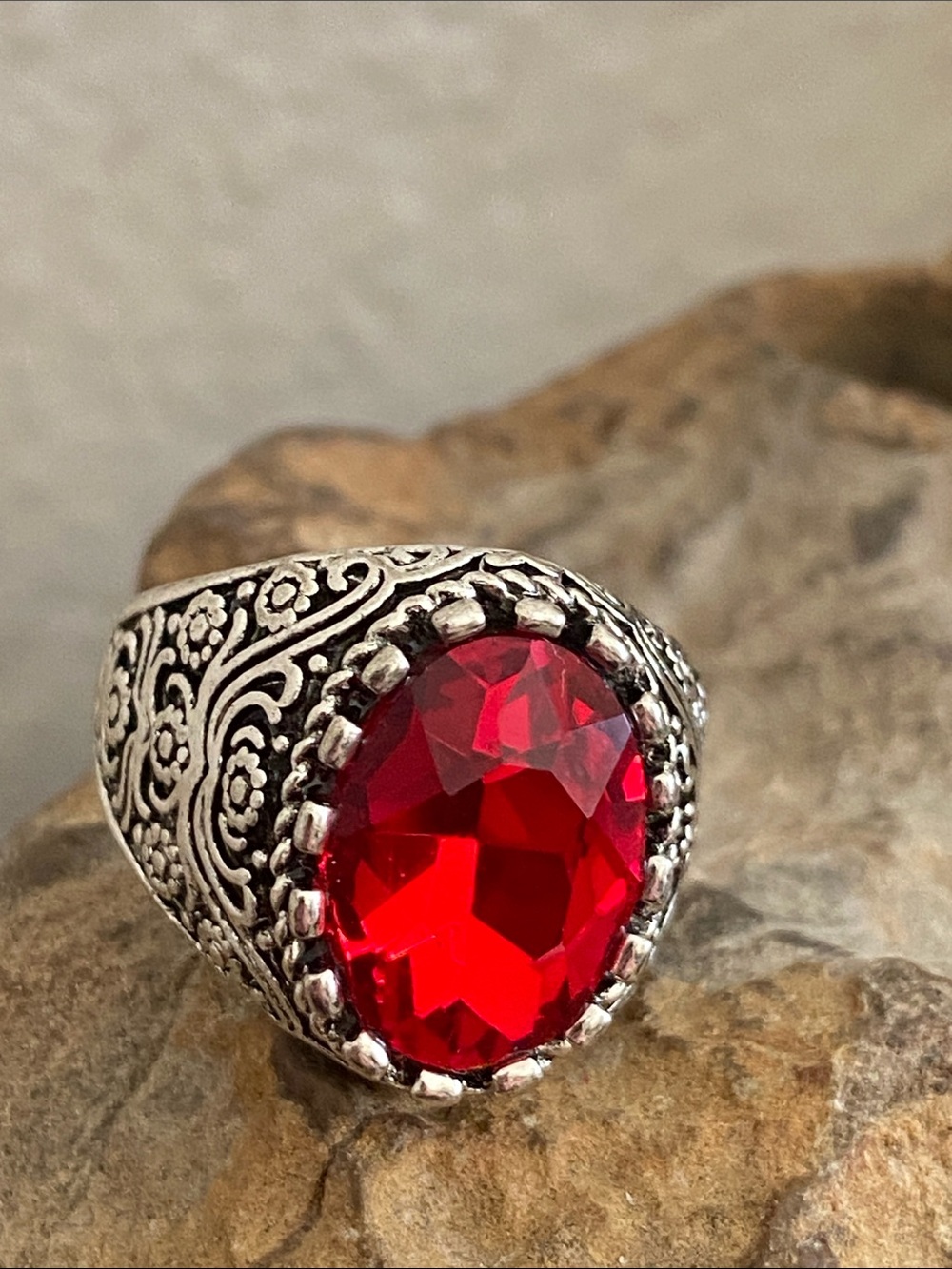 5/$10❤️❤️❤️NEW Ornate Design Faceted Red Acrylic Cabochon Ring